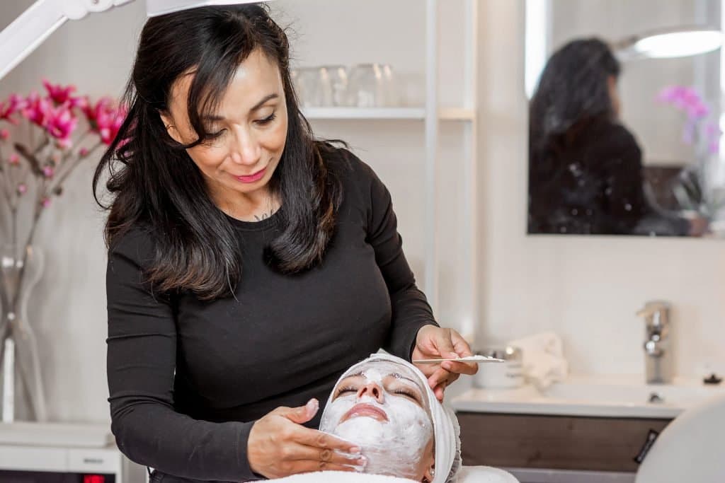 Sandy geeft een persoonlijke huidbehandeling in haar salon in Amsterdam